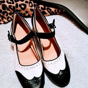 Wingtip heels